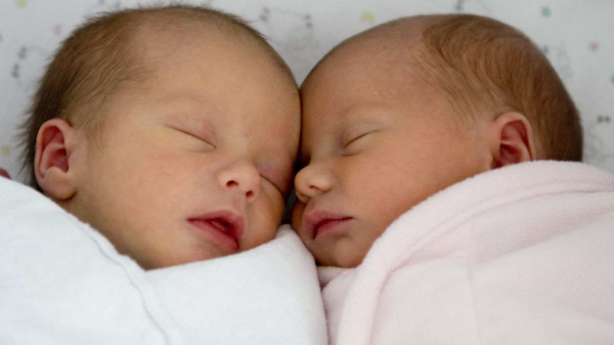 Dvojčata si vzala dvojčata a otěhotněla ve stejný den. Teď je na světě první dítě